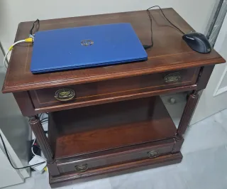 Mesa de madera con 2 cajones y estante