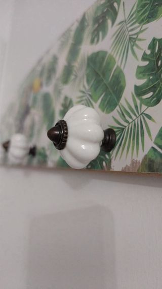Perchero de pared con tucán y hojas tropicales