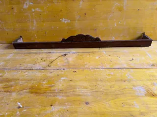 Cortinero de madera decorado