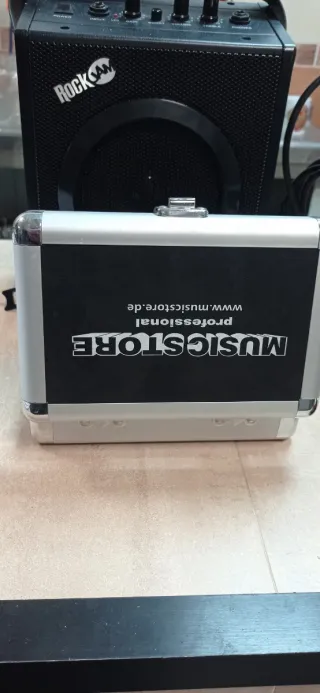 Maletín metálico con cierre