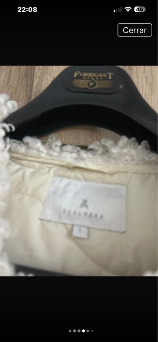 Chaquetón largo sin mangas con capucha