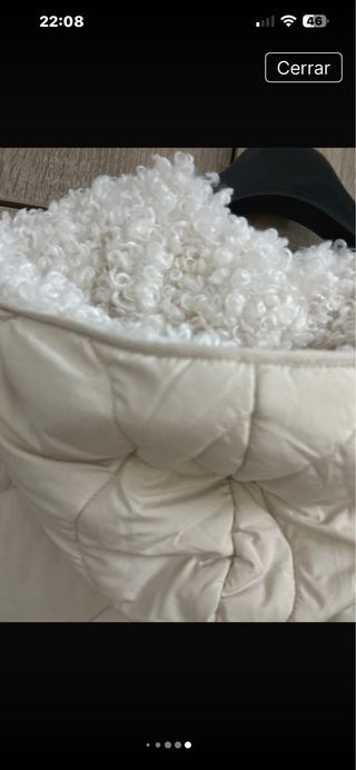 Chaquetón largo sin mangas con capucha