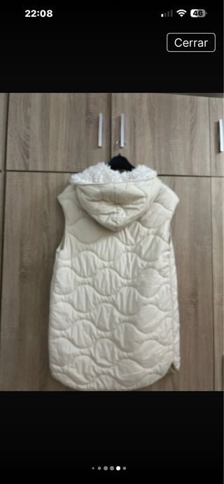 Chaquetón largo sin mangas con capucha