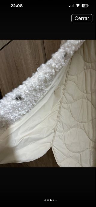 Chaquetón largo sin mangas con capucha