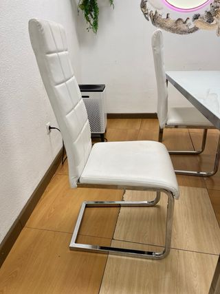 Mesa grande y 4 sillas blancas