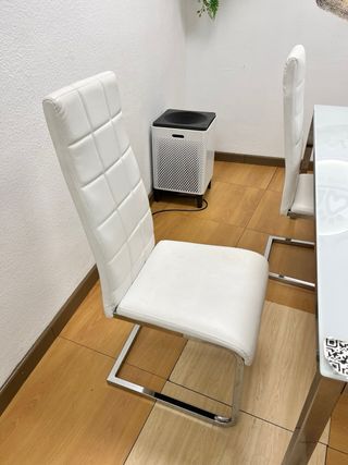 Mesa grande y 4 sillas blancas