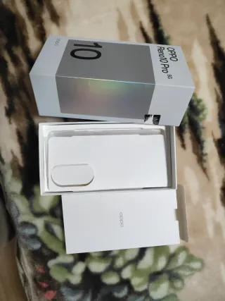 Móvil OPPO Reno10 Pro 5G con un golpe