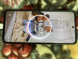 Móvil OPPO Reno10 Pro 5G con un golpe