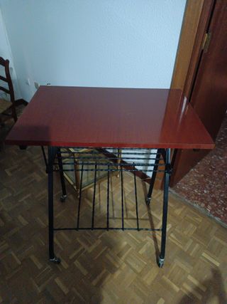 Mesa TV y revistero con ruedas