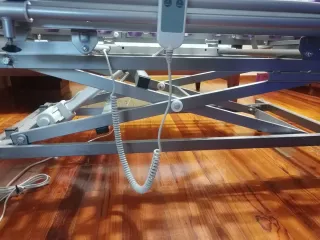 Cama articulada de tipo hospitalaria