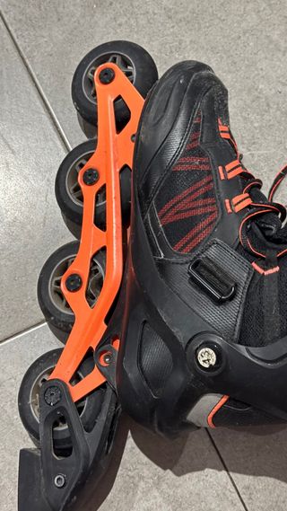 Patines en línea negros y naranjas