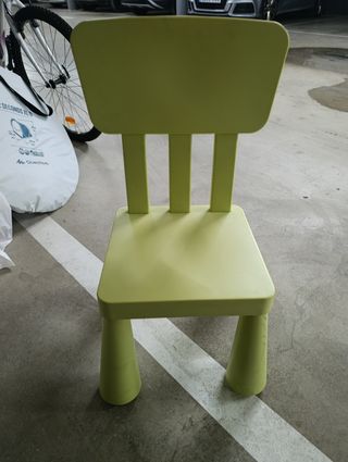 Mesa infantil rosa + 2 sillas verdes