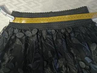 Falda negra con apliques florales