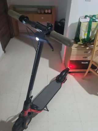 Patinete Eléctrico Rojo y Negro