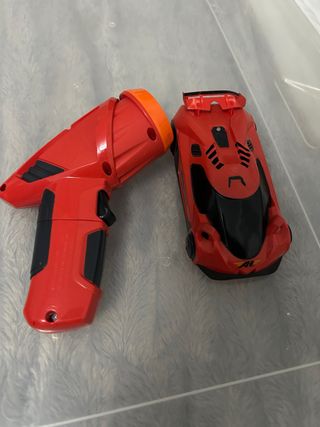 Coche teledirigido rojo y negro