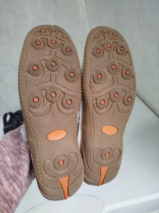 Zapatos de piel blancos.