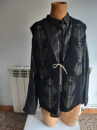 Chaleco Fiesta Negro con Bordado Dorado,Reversible