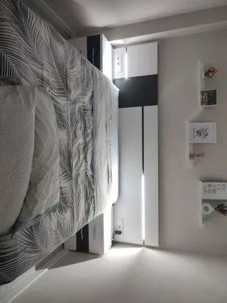 Cabecero LED y mesitas.