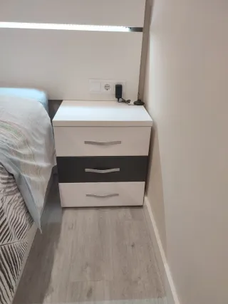 Cabecero LED y mesitas.