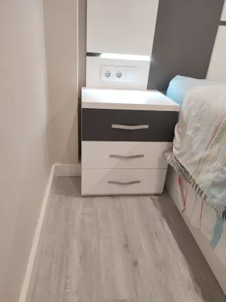 Cabecero LED y mesitas.