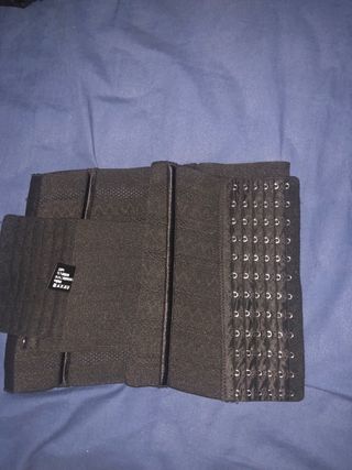 Faja reductora negra con corchetes