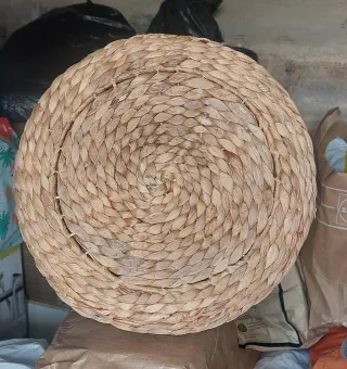 Cesto de mimbre trenzado