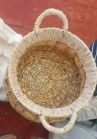 Cesto de mimbre trenzado