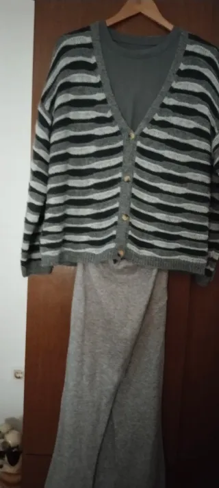 Conjunto cárdigan y falda larga con abertura