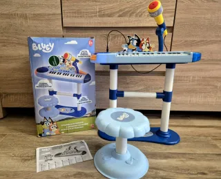 Piano y micrófono Bluey con soporte