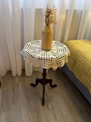 Mesa auxiliar antigua de madera