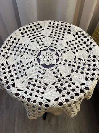 Mesa auxiliar antigua de madera