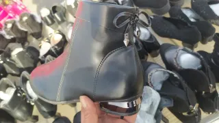 Botines negros con lazo y tacón metálico