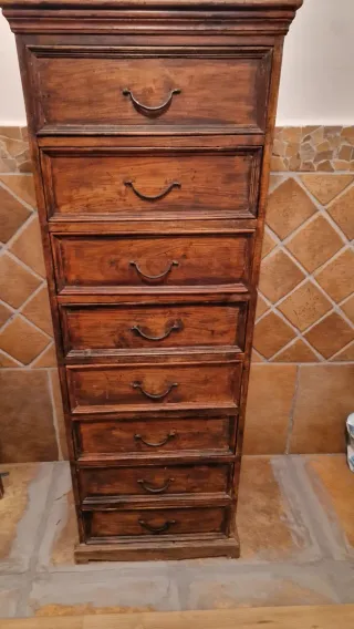 Se vende cajonera estilo colonial.