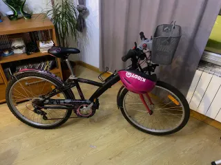 Bicicleta niña BTWIN con casco y cesta