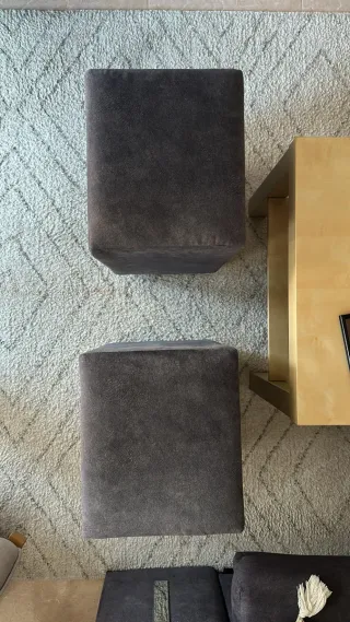 Sofá chaiselongue gris.