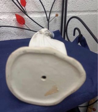 Figura de porcelana mujer con flores