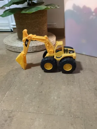 Excavadora de juguete amarilla