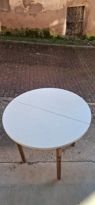 Mesa redonda con mantel estampado