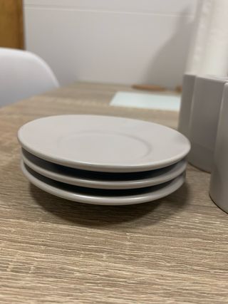 Conjunto tazas y platos IKEA Beige