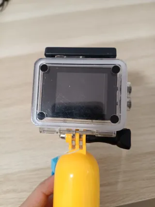 Cámara de acción deportiva azul y amarilla