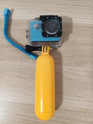 Cámara de acción deportiva azul y amarilla