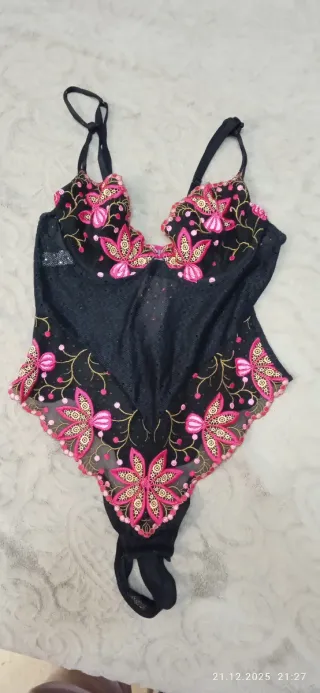 Body lencero Simone Pérèle negro y rosa