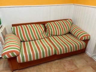 Se regala sofá de 2 plazas con fundas a rayas