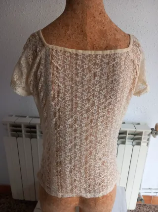 Blusa de encaje beige con camiseta interior