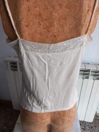 Blusa de encaje beige con camiseta interior