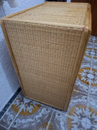 Mesita de noche de mimbre y bambú