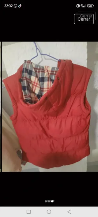 Chaleco rojo acolchado con botones