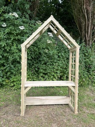 Pérgola de jardín con banco