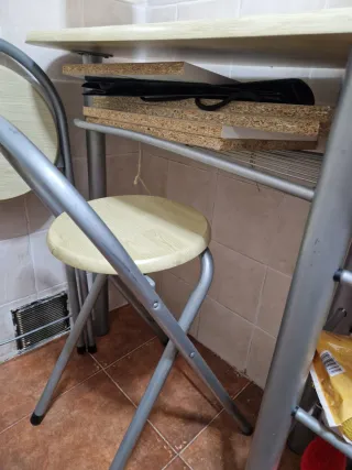 Mesa alta con 2 taburetes