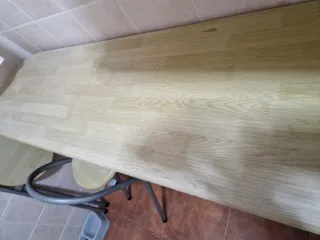 Mesa alta con 2 taburetes